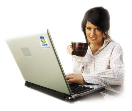 moteris su nešiojamuoju kompiuteriu